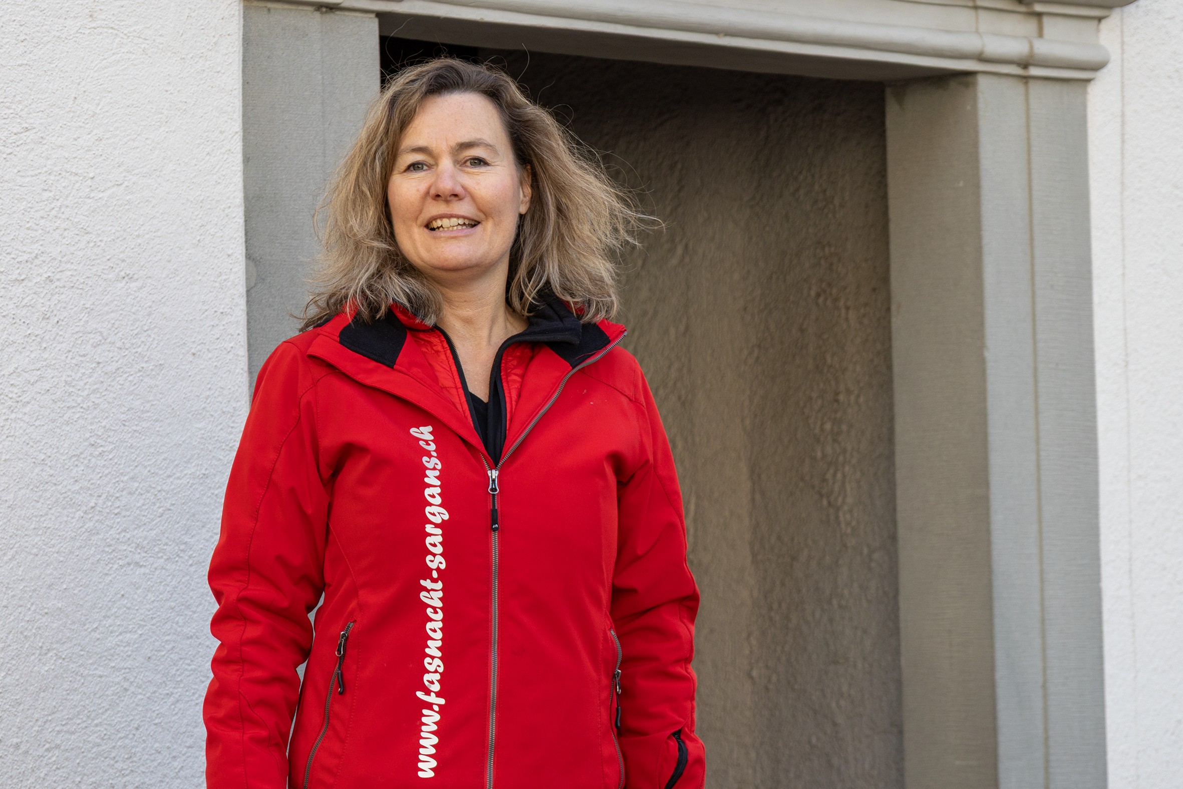 Gaby Vesti, Präsidentin der Fasnachtsgesellschaft Sargans, gibt die Mottos der Fasnacht 2026 bekannt.