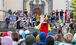 Laut, schrill und kunterbunt: Die Sarganser Guggenformationen läuten die Fasnachtssaison 2026 ein.