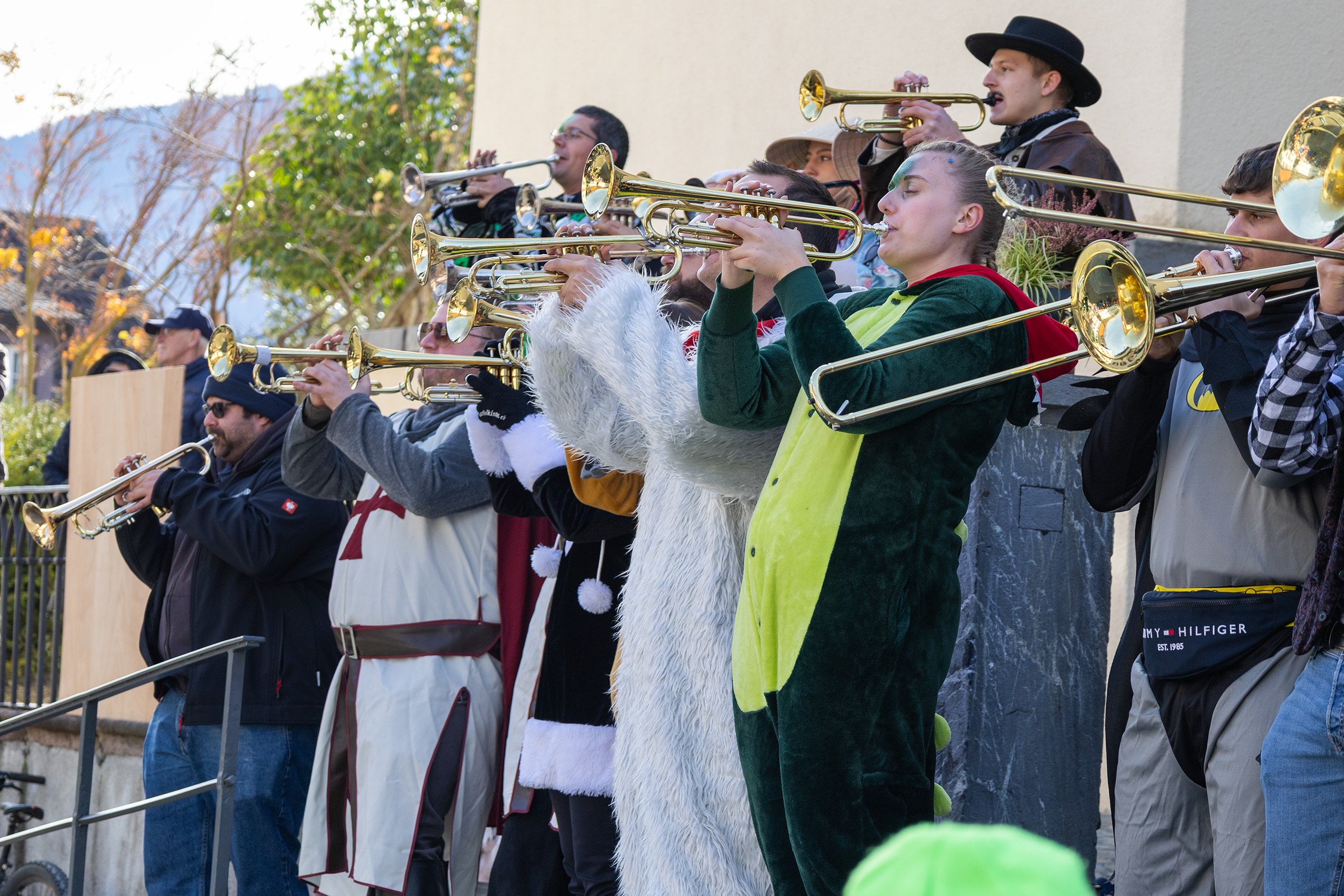 Bunt und schrill: Die Mitglieder der örtlichen Guggenmusikvereine eröffnen die Fasnachtssaison 2026.
