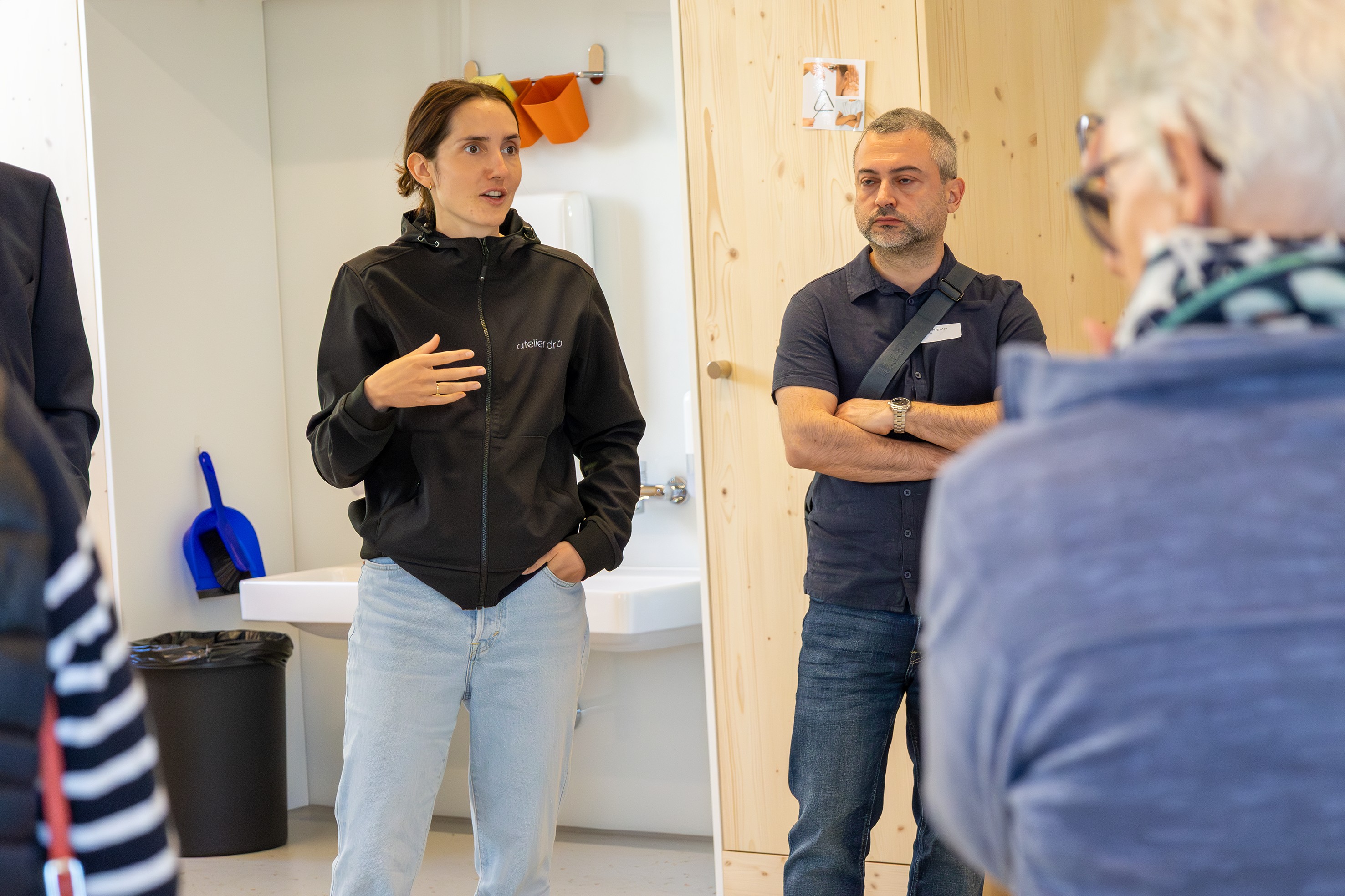 Geführte Begehungen: Projektleiterin Laura Hösli liefert spannende Infos zum Bau.