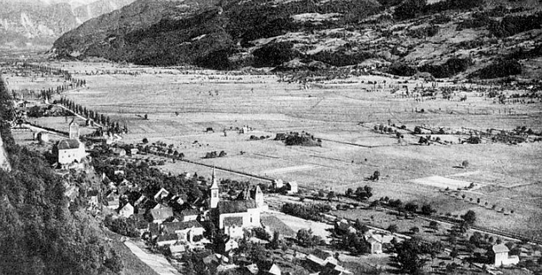 Der "Pagodenhelm" zierte die Pfarrkiche 1892-1933. Dann wurde wieder der klassische "Käsbiss" aufgesetzt.