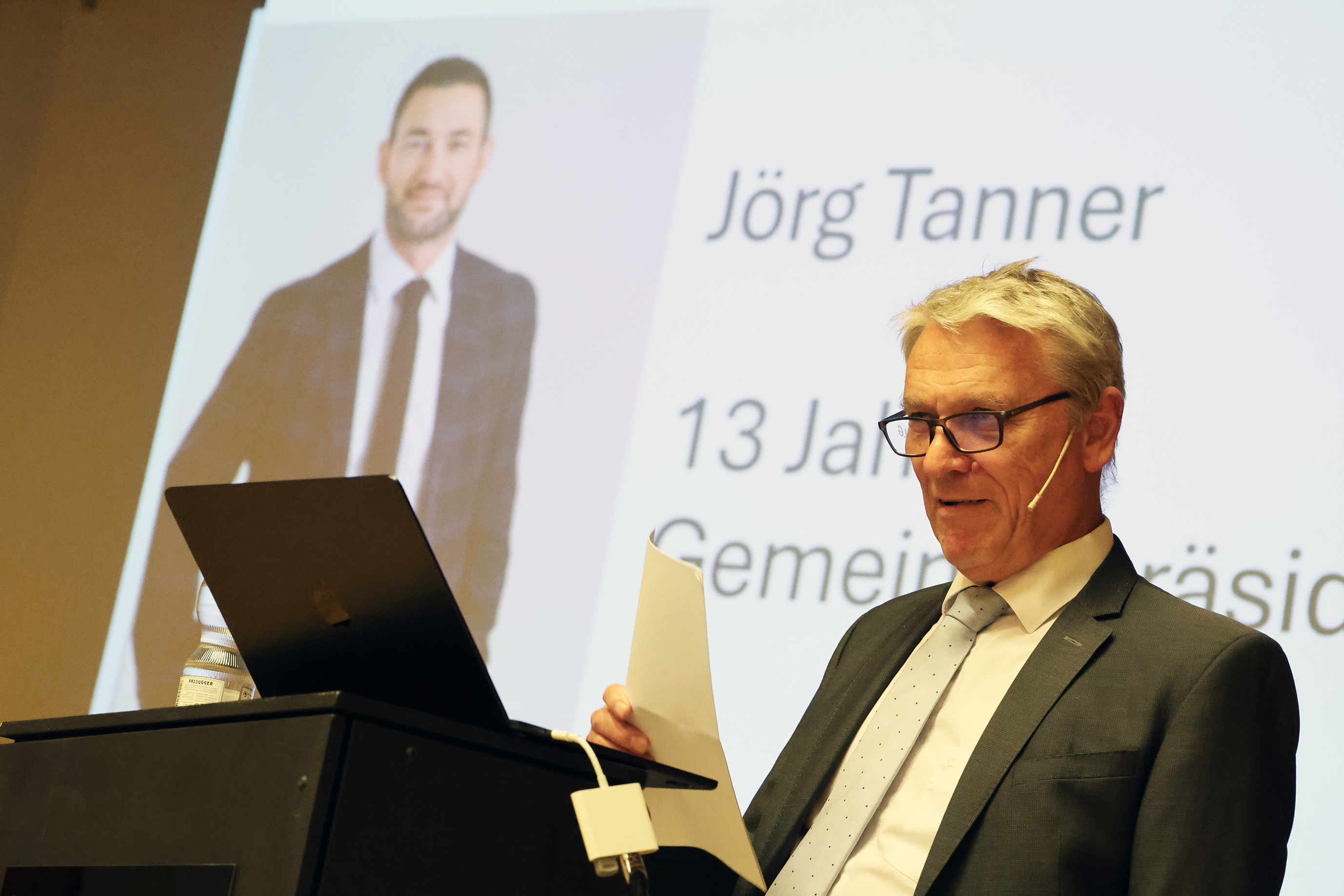 Ehrt den scheidenden Gemeindepräsidenten: Bernhard Hauser hält eine Laudatio.