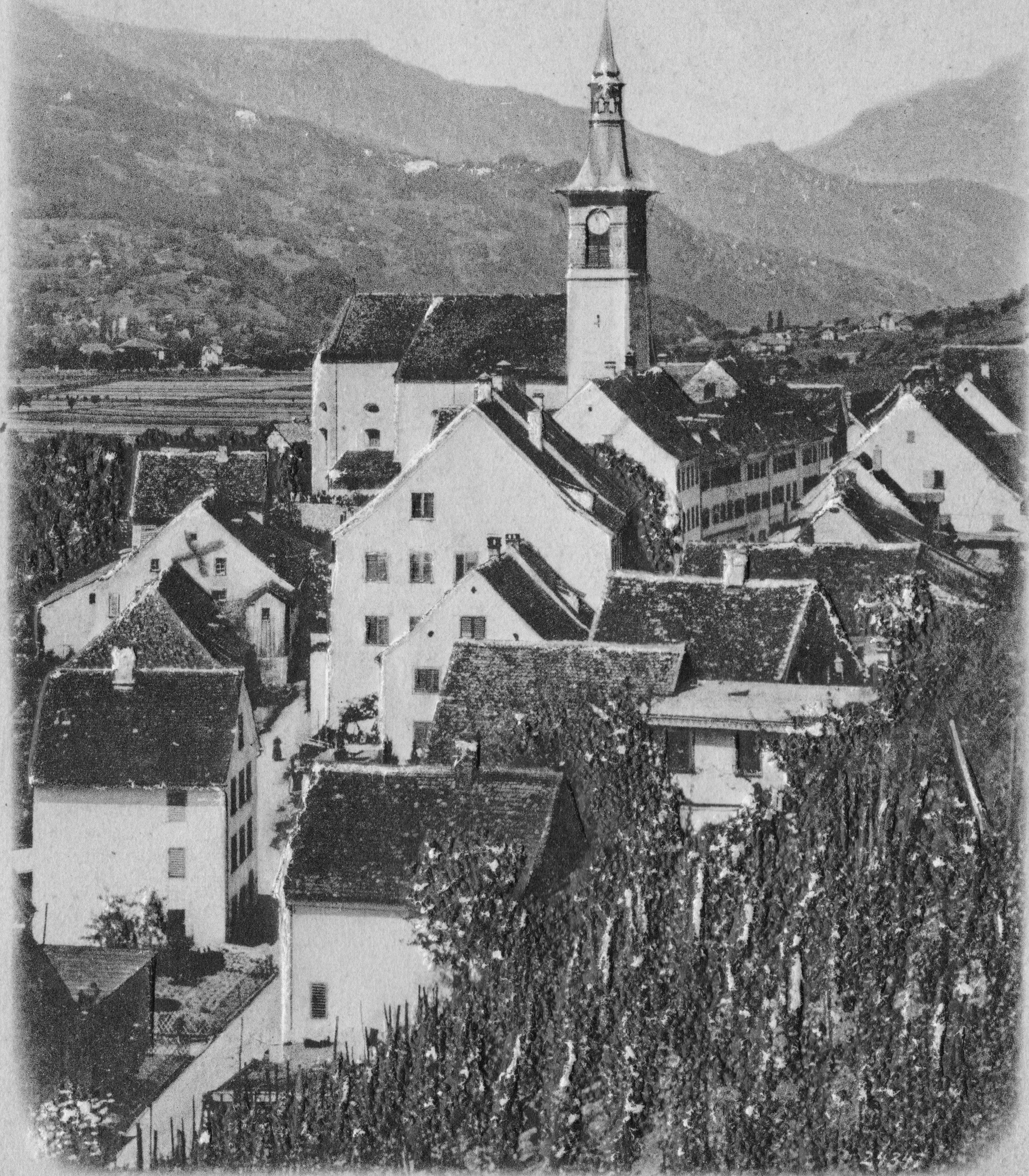 1892-1933 war sie von einem seltsamen "Pagodenturm" verunstaltet.