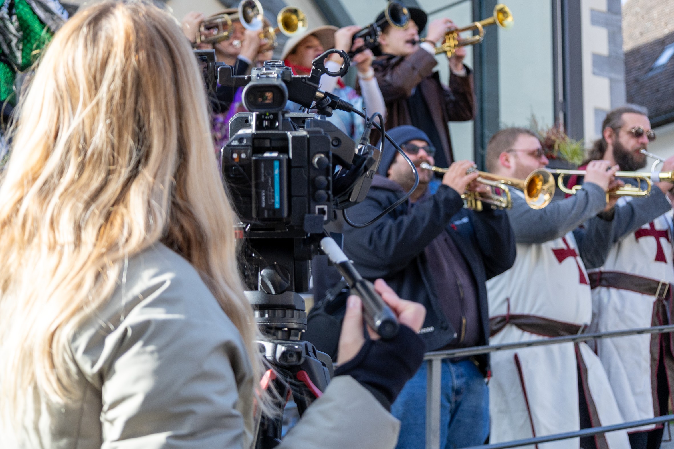Auch das Fernsehen ist an der Sarganser Tradition vom 11.11. interessiert.