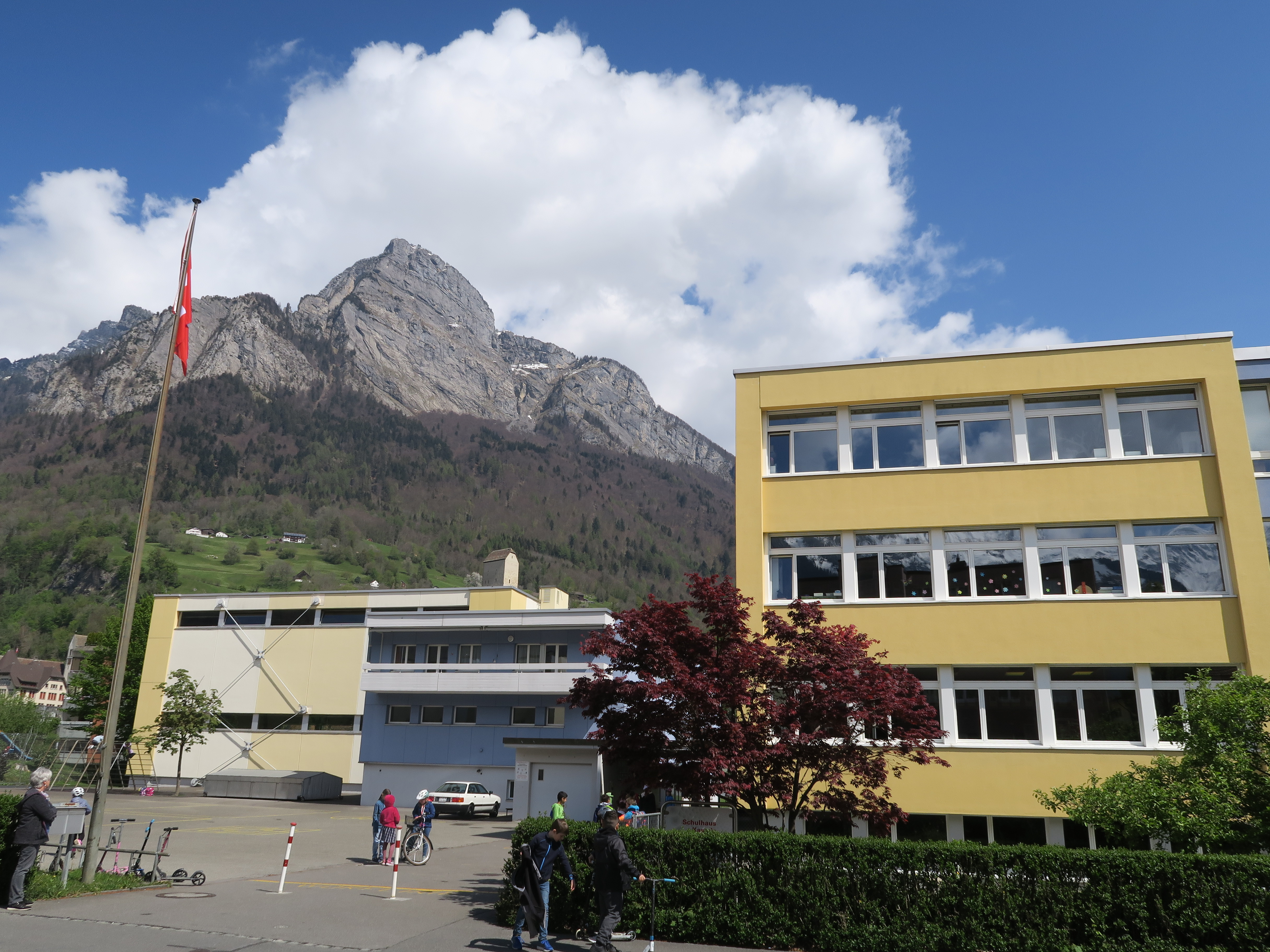 Das Schulhaus Kastels mit dem Hallenbad ist zurzeit das neueste Schulhaus. Aber nicht mehr lange.