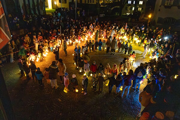 Zwei Lichterkreise: Die Kindergartenkinder präsentieren stolz ihre Räbeliechtli.