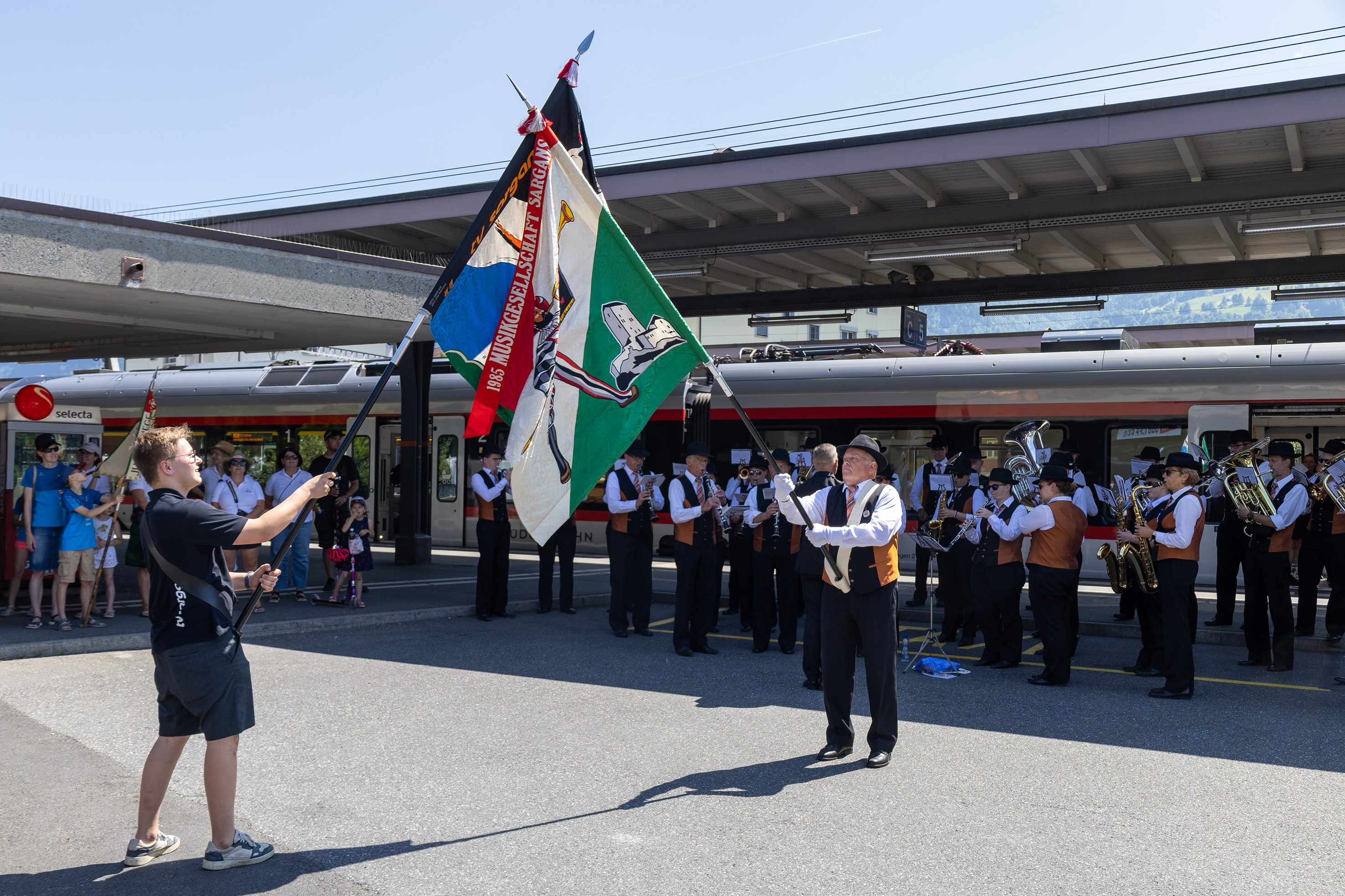 Der TV wird mit dem Fahnengruss offiziell willkommen geheissen.