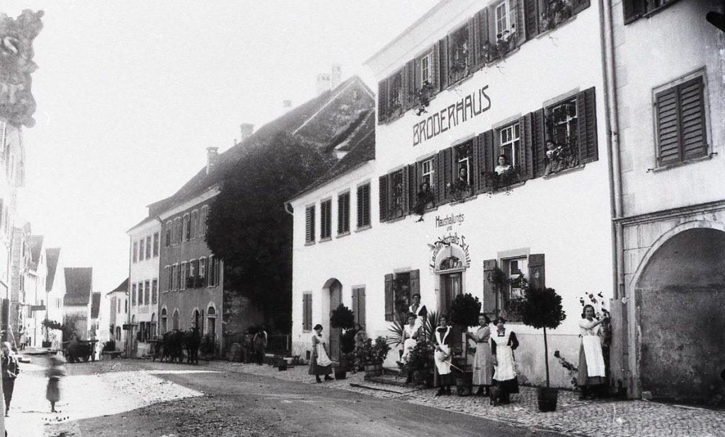 Einst war das Broderhaus eine Wirtschaft und dann eine Arztpraxis. Die Haushaltungsschule wurde 1912 gegründet.