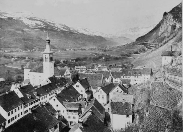 Noch mit dem "falschen" Kirchturm. Gut erkennbar der Rebberg an den Schloss-Terrassen.