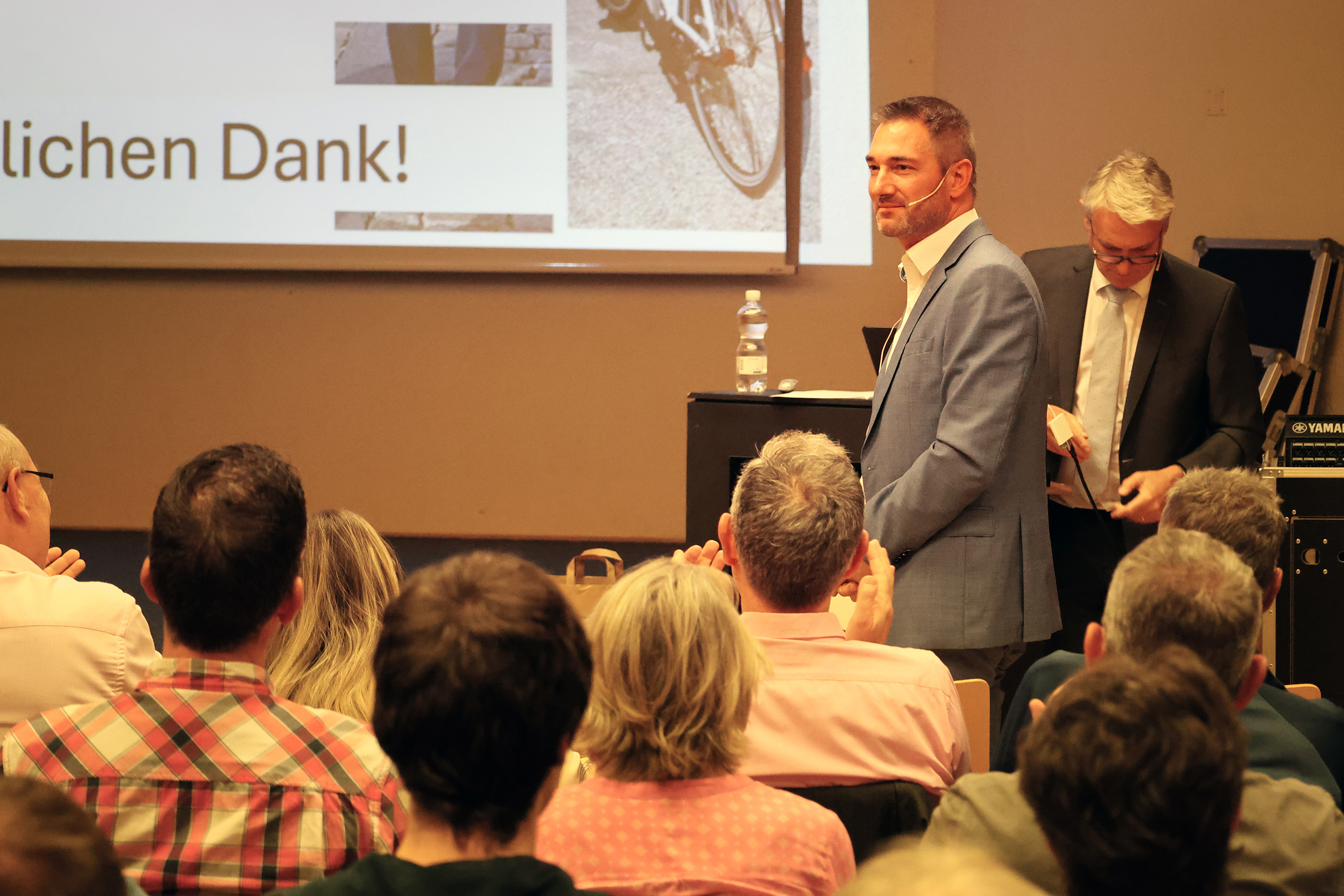 Anhaltender Applaus: Ein sichtlich ergriffener Jörg Tanner bedankt sich bei der Bevölkerung.