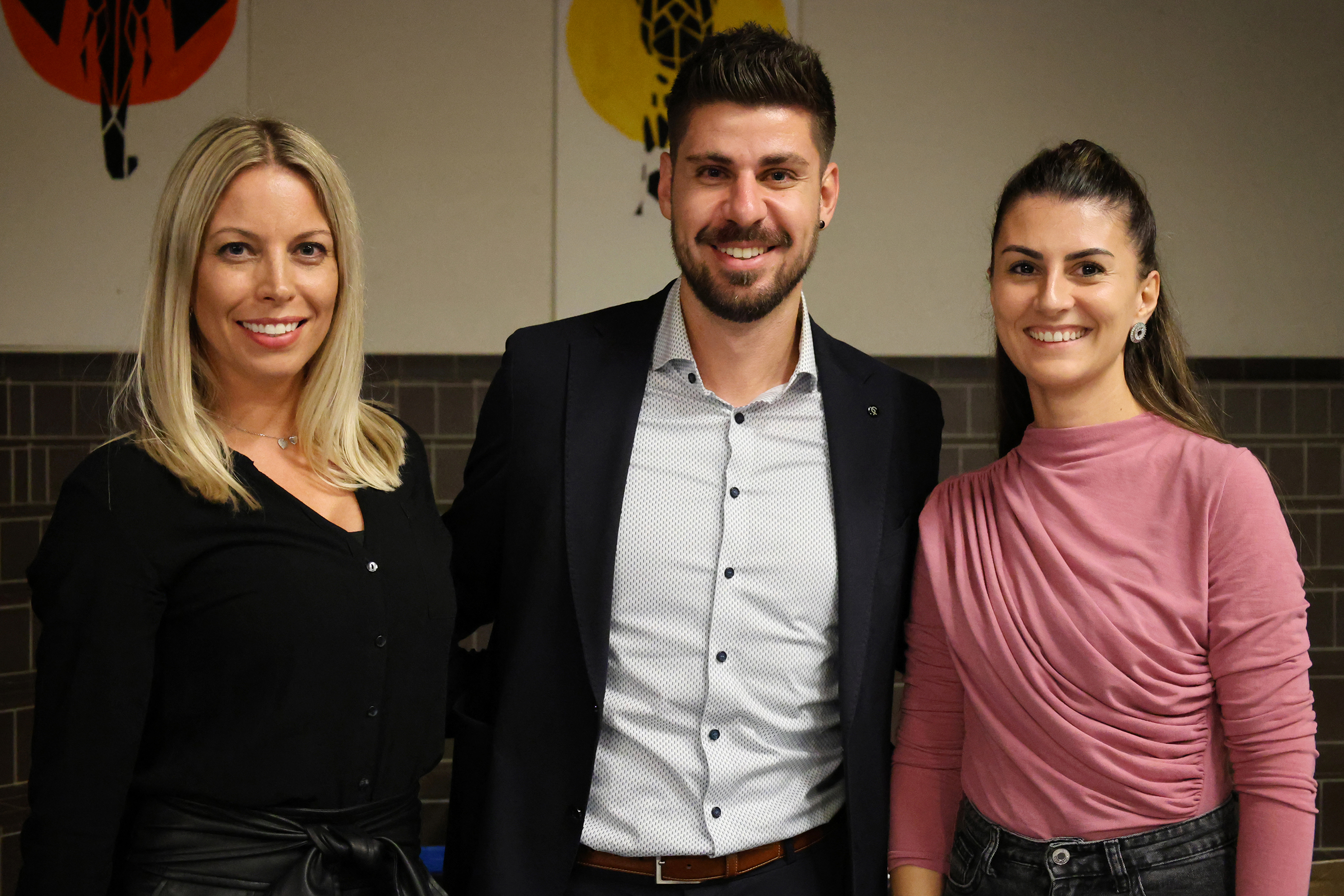 Starkes Team: Die Mitarbeitenden der Kanzlei kümmern sich beim Apéro um das leibliche Wohl.