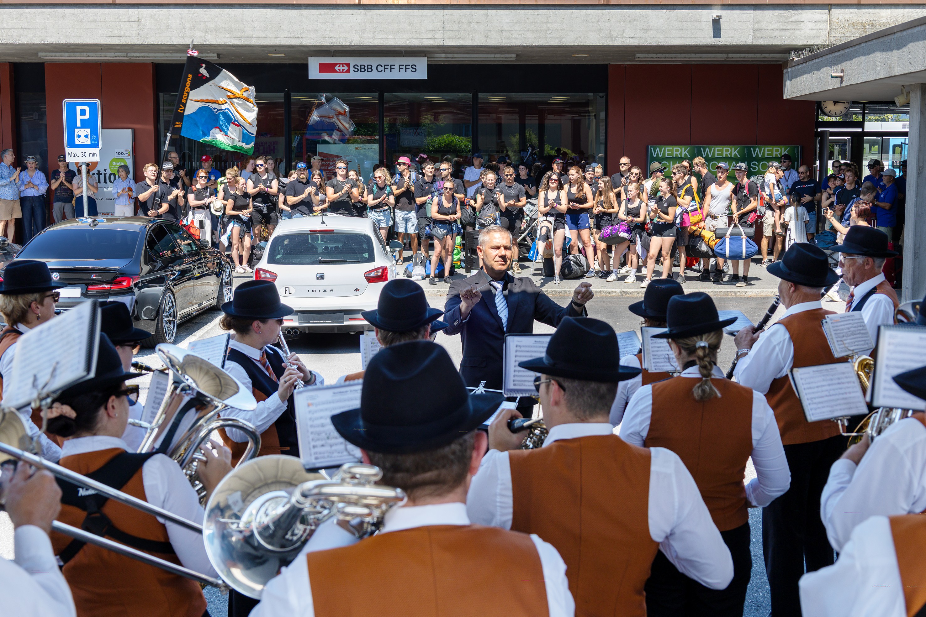 Die Musikgesellschaft Sargans ehrt den TV mit einem Ständli.
