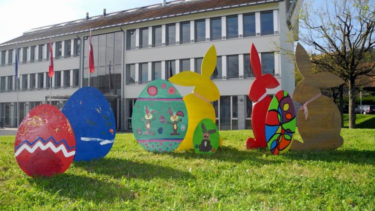 Osterei-Dekoration auf der Gemeindewiese