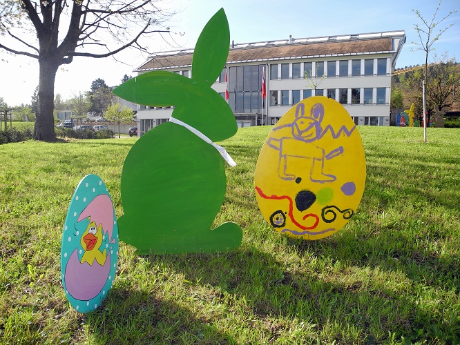 Osterei-Dekoration auf der Gemeindewiese