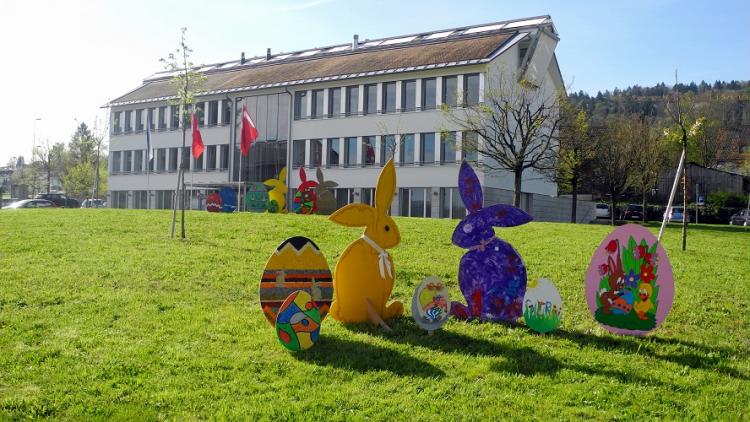 Osterei-Dekoration auf der Gemeindewiese