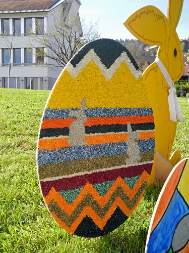 Osterei-Dekoration auf der Gemeindewiese