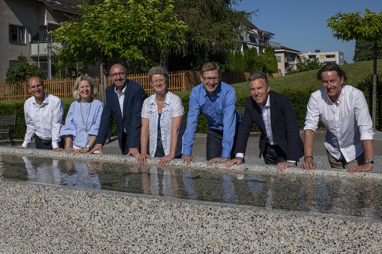 v.l. Gemeindeschreiber Ruedi Bräm, Gemeinderätin Caroline Rau, Gemeindepräsident René Bitterli, Gemeinderätin Susi Fahrni, Gemeinderat Stefan Schibli, Gemeinderat Max Koch, Gemeinderat Marc Huber