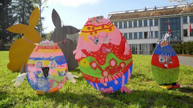 Osterei-Dekoration auf der Gemeindewiese
