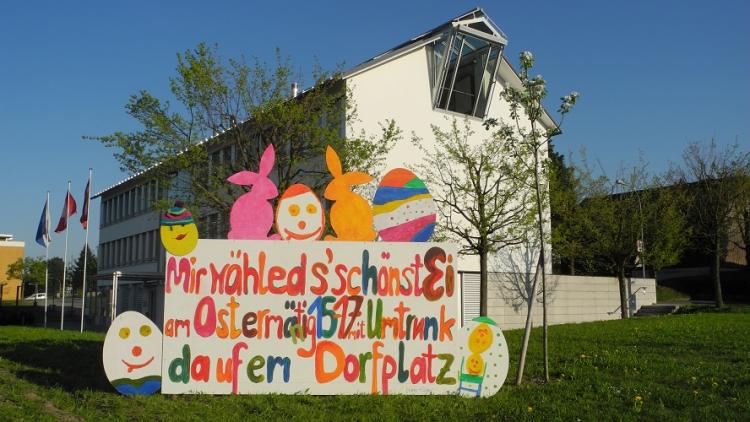 Osterei-Dekoration auf der Gemeindewiese