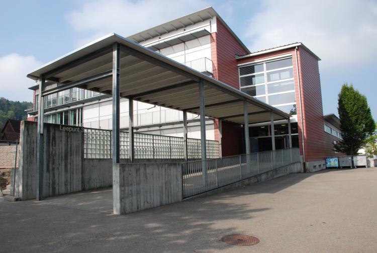 Die Schulhausanlage Leepünt besteht aus drei Schulhäusern.
<b>Nutzung</b>
Primarschule, Kindergarten und Mediothek 