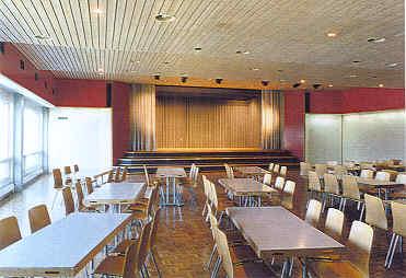 Der grosse Saal des Mehrzweckgebäudes bietet bis zu 408 Sitzplätze bei Konzertbestuhlung und bis zu 312 Sitzplätzen bei Tischbestuhlung. Er verfügt über eine zentrale Küche, Bühnenbeleuchtung mit Lichtsteuerung und Musikanlage sowie eine Grossleinwand.