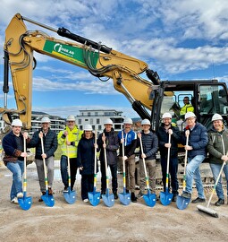 Vlnr: Fabian Rogenmoser (B+B Planer AG), Benno Hug (Einwohnergemeinde Oberägeri), Thomas Blattmann (B+ B Planer AG), Evelyn Rust (Gemeinderätin Oberägeri), Gunnar Arnold (Leiter Infrastruktur FC Aegeri), Paul Hegner (Präsident FC Aegeri), Fridolin Bossard (Gemeindepräsident Unterägeri), Reto Iten (Korporationsgemeindepräsident Unterägeri), Marc Lutzmann (Einwohnergemeinde Unterägeri), Marcel Hegglin (B + B Planer AG).