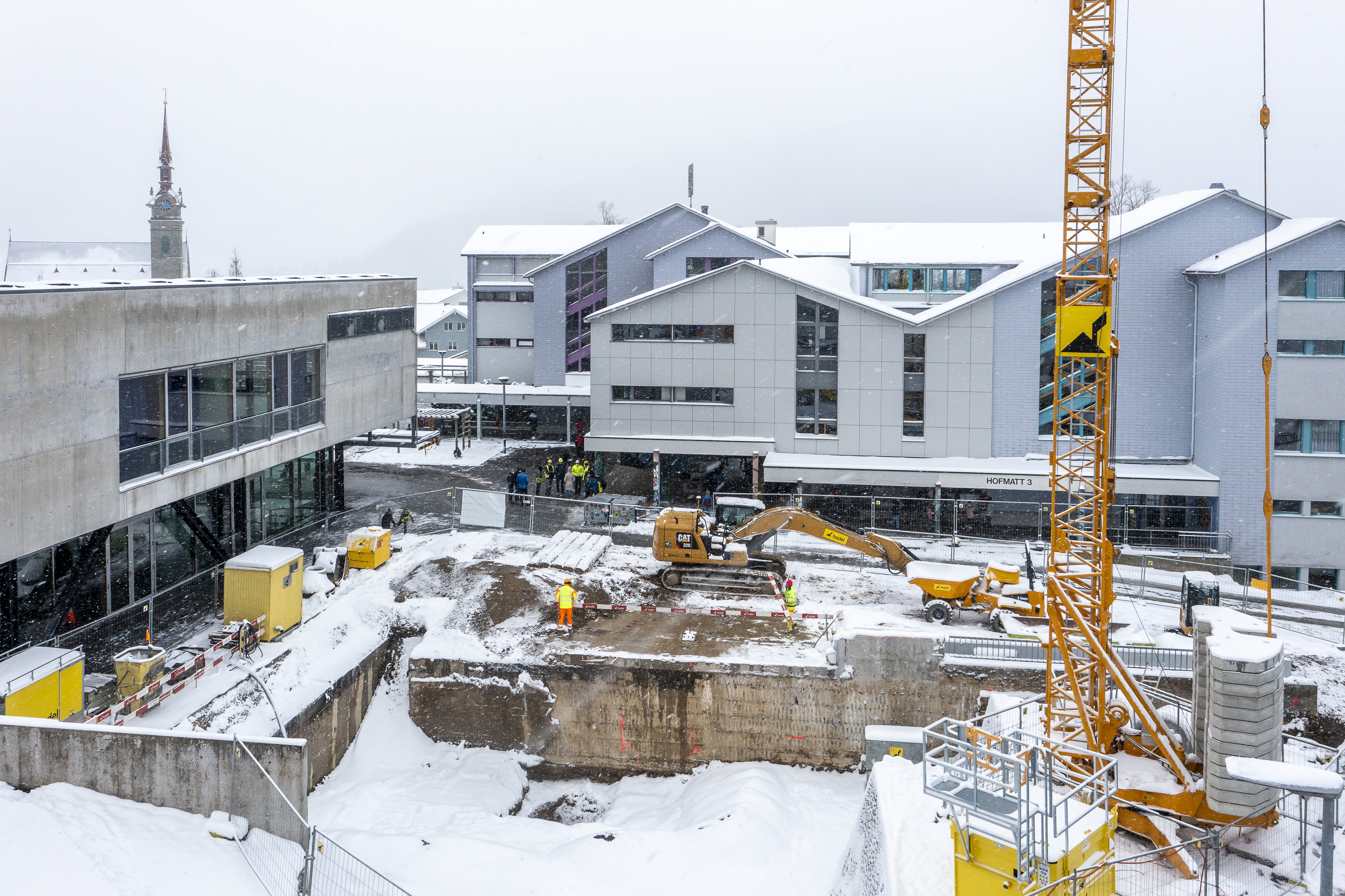 Baustelle von oben im winterlichen Kleid. 