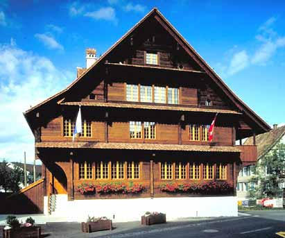 Das Pfrundhaus wurde 1610 auf älteren, aus verschiedenen Zeiten stammenden Grundmauern gestellt. 
Das Haus gilt als einer der ersten Profanbauten der Gegend und wurde 1989/90 vollständig renoviert. 
Heute werden die Räume des Pfundhauses von verschiedenen Vereinen genutzt.
