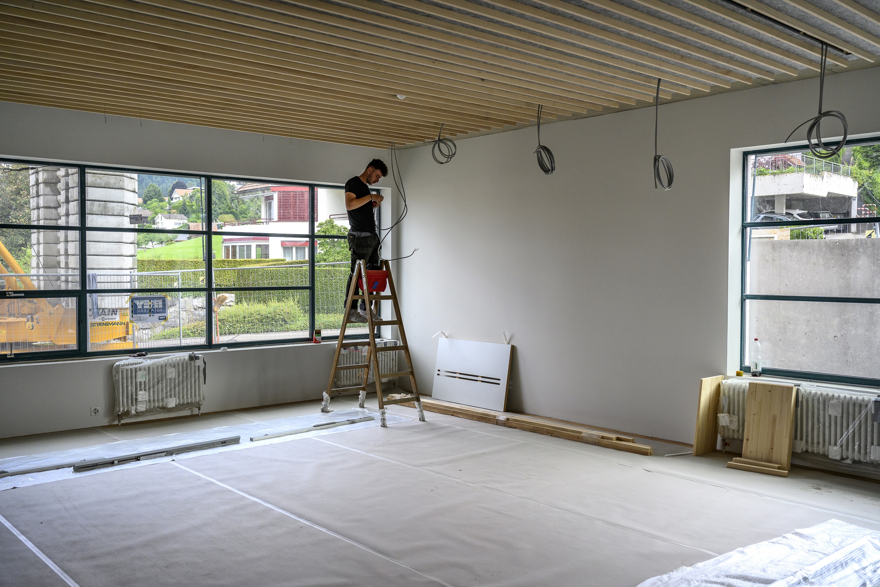 Die letzten Innenausbauarbeiten sind in vollem Gange. 