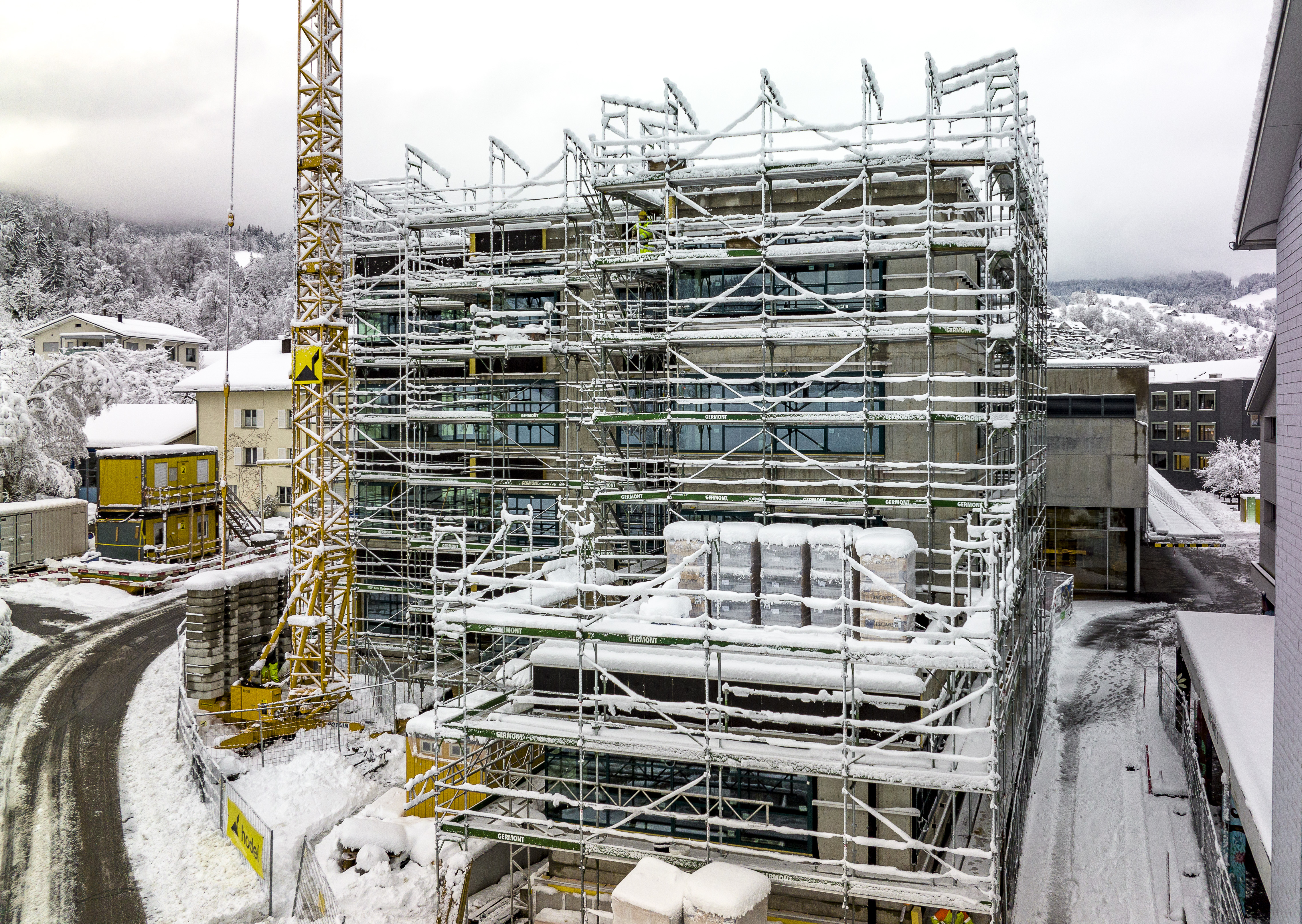 Das SChulhaus nimmt Form an. 