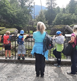 Kinder besuchen den Tierpark Goldau 