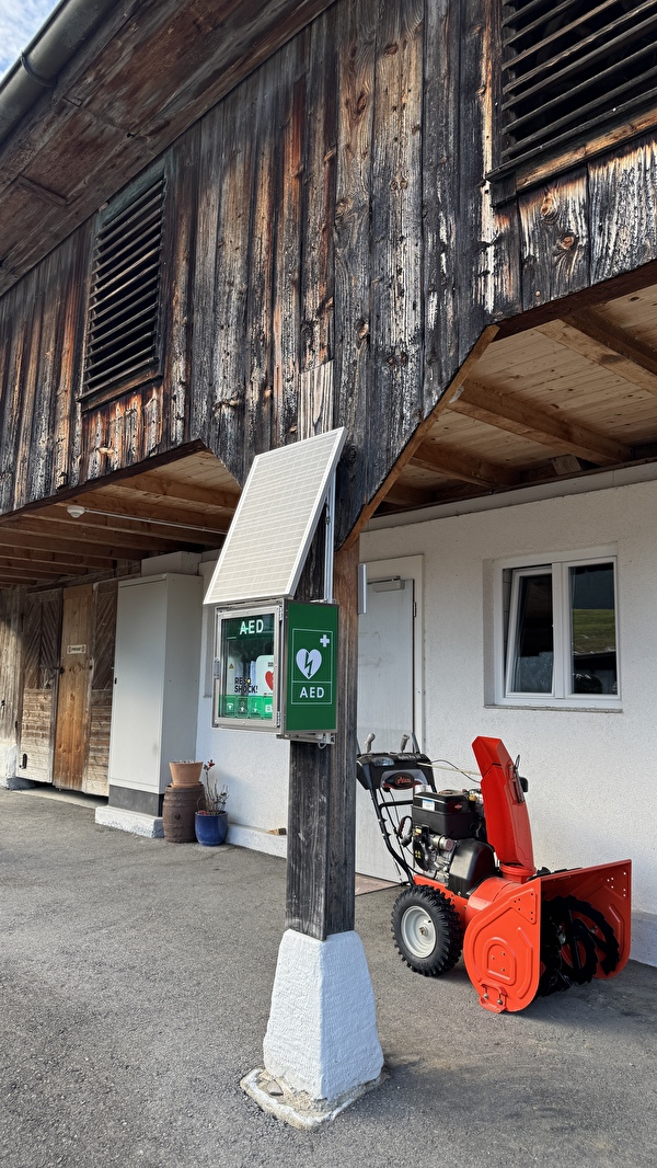 Defibrillator im Naas 