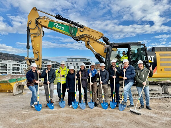 Vlnr: Fabian Rogenmoser (B+B Planer AG), Benno Hug (Einwohnergemeinde Oberägeri), Thomas Blattmann (B+ B Planer AG), Evelyn Rust (Gemeinderätin Oberägeri), Gunnar Arnold (Leiter Infrastruktur FC Aegeri), Paul Hegner (Präsident FC Aegeri), Fridolin Bossard (Gemeindepräsident Unterägeri), Reto Iten (Korporationsgemeindepräsident Unterägeri), Marc Lutzmann (Einwohnergemeinde Unterägeri), Marcel Hegglin (B + B Planer AG).