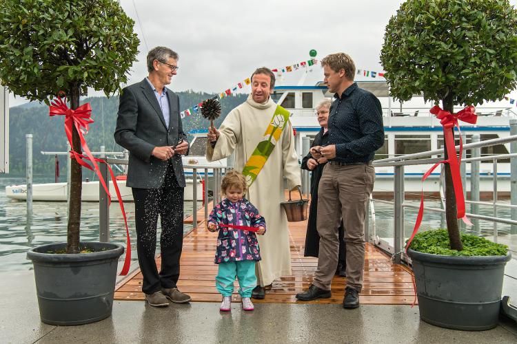 Gemeinderat Peter Staub (li) eröffnet zusammen mit seiner Enkelin und Projektleiter Thomas Kempf den Seeplatz. 