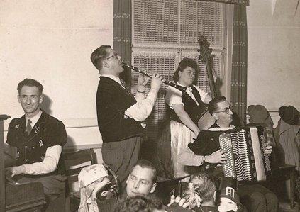 Josef Frischherz, Jost Ribary, Annette Hartmann, Christian Hartmann anlässlich Fasnachtsball
(Ausstellung im Schaufenster bei Dorfmolki, M. Paini, Oberägeri)
