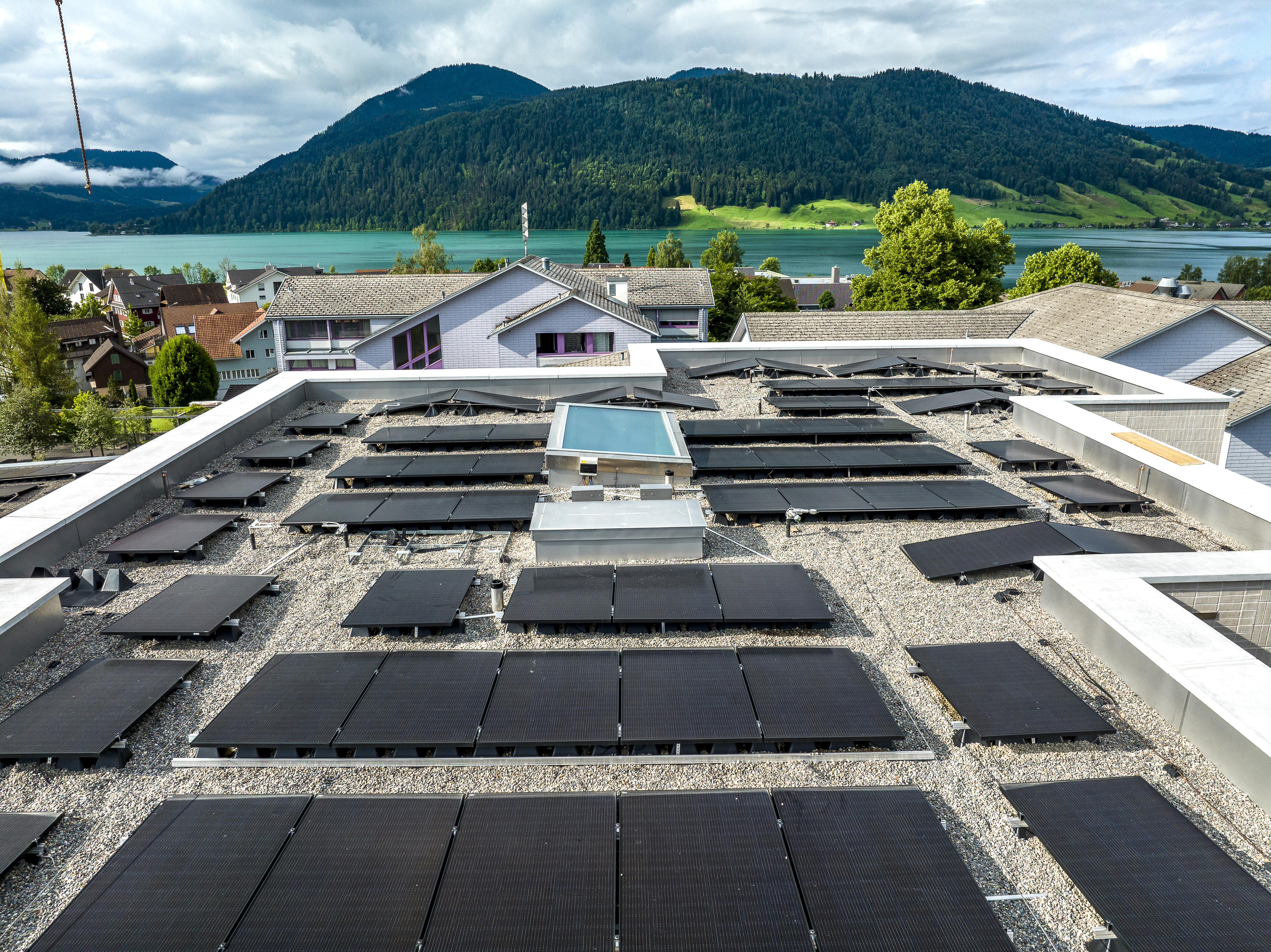 Das Schulhaus ist nun in voller Pracht zu sehen, aber es gibt noch viel zu tun bis zum Einzug. 