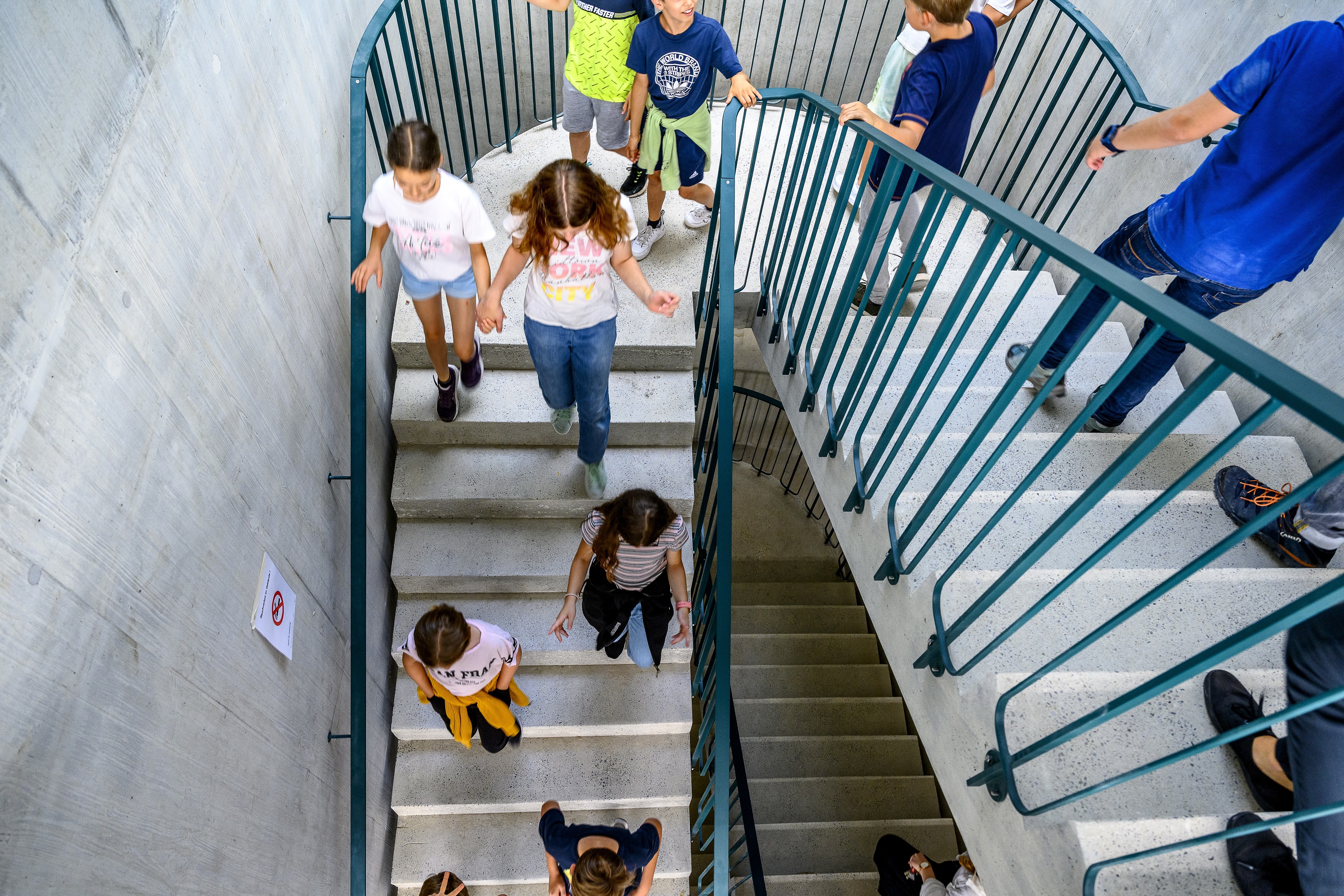 Das Schulhaus wird inspiziert. Die Vorfreude ist riesig! 