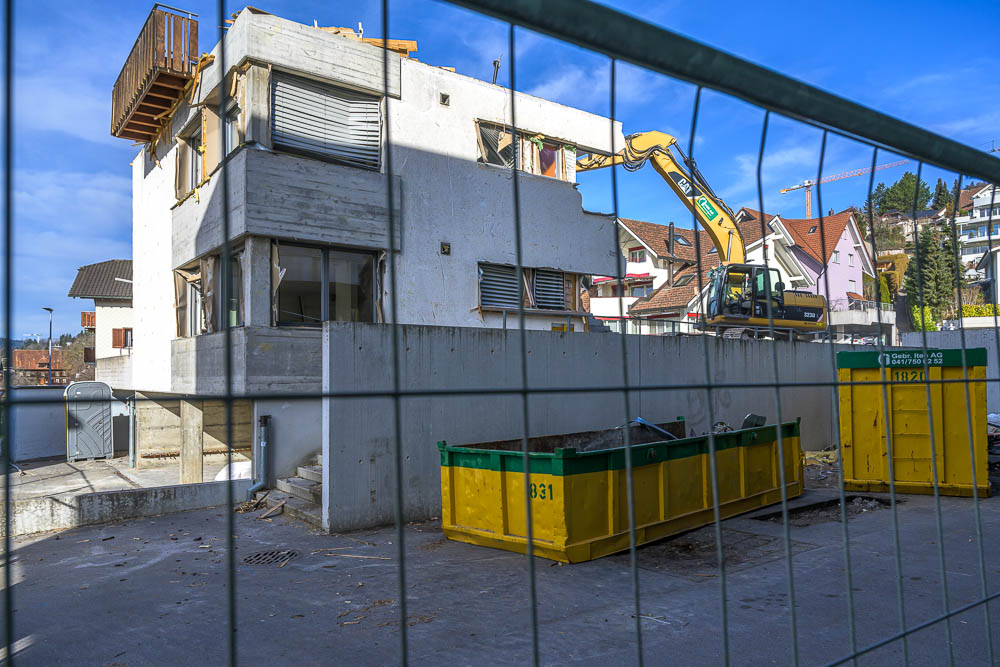 Die Abbrucharbeiten sind in vollem Gange
