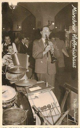 Jost Ribary im Münchner Hofbräuhaus, Alois Schilliger am Akk. (Heirassa)
