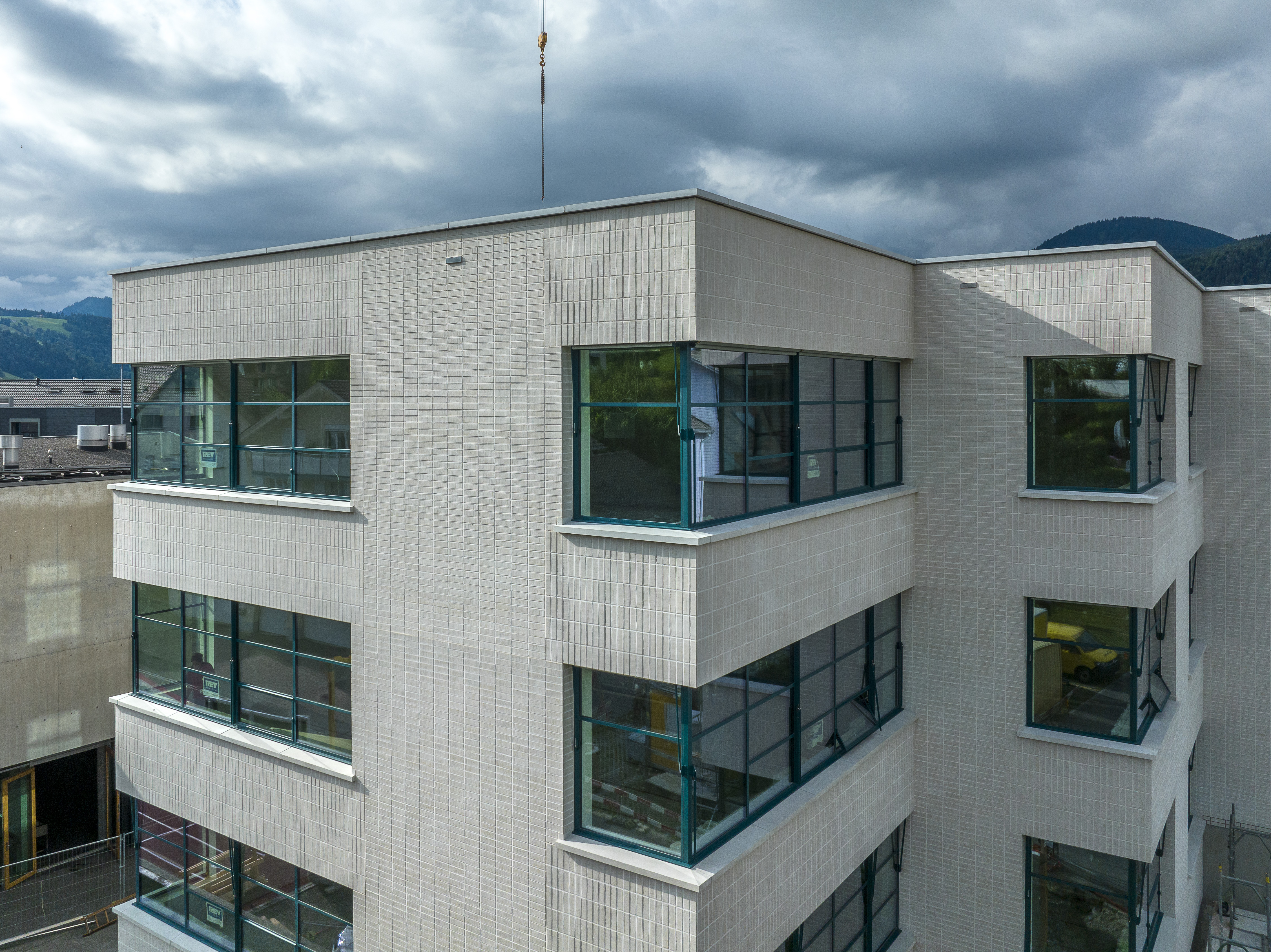 Das Schulhaus ist nun in voller Pracht zu sehen, aber es gibt noch viel zu tun bis zum Einzug. 