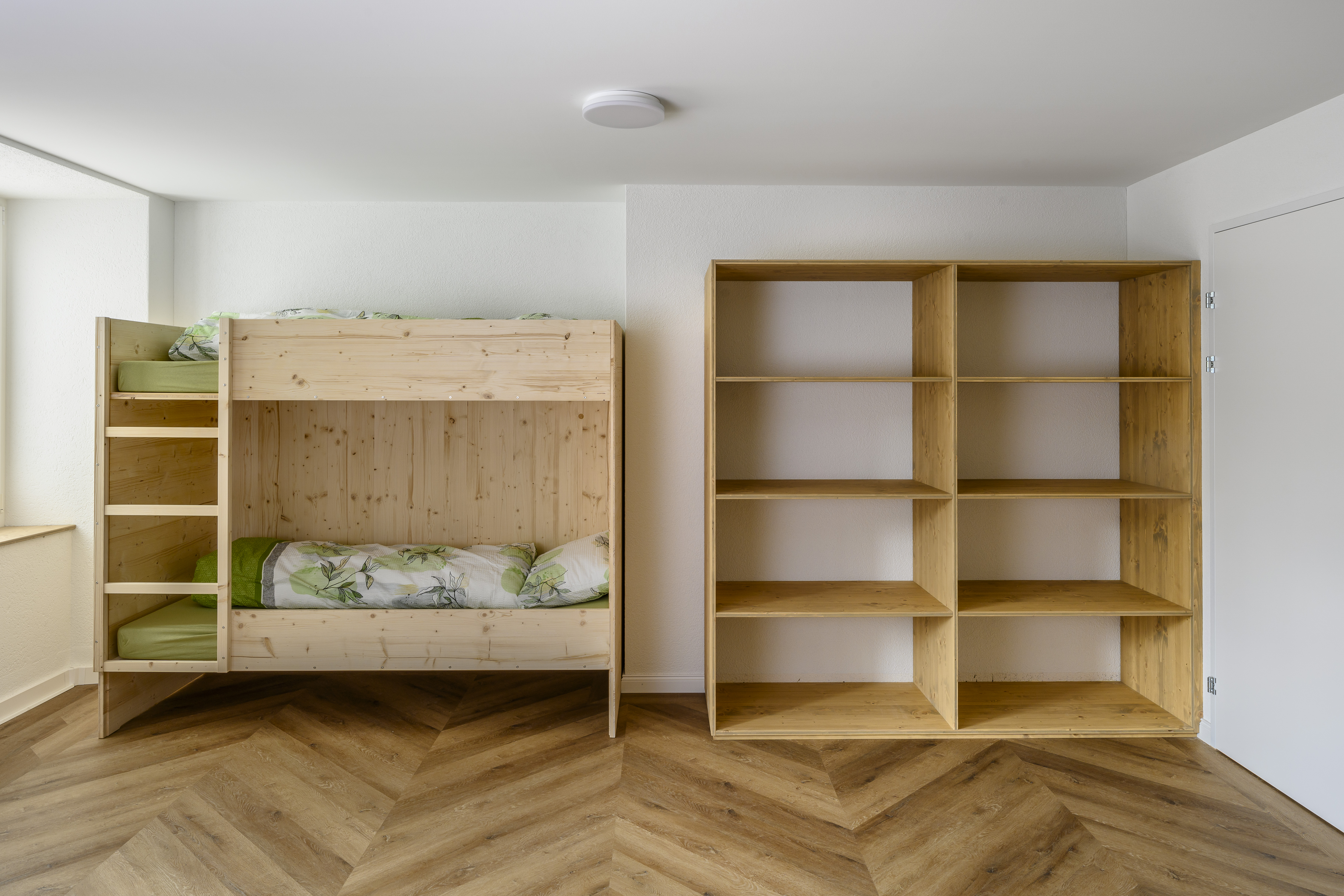 Die Schlafzimmer sind hell und grosszügig konzipiert. 