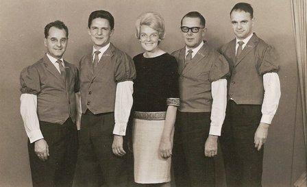 Walter Kaiser, Jost Ribary jun., Bethly Ribary, Jost Ribary sen., Pius Bruhin 
(Ausstellung im Schaufenster bei Edi Meier Bettwaren, Oberägeri)
