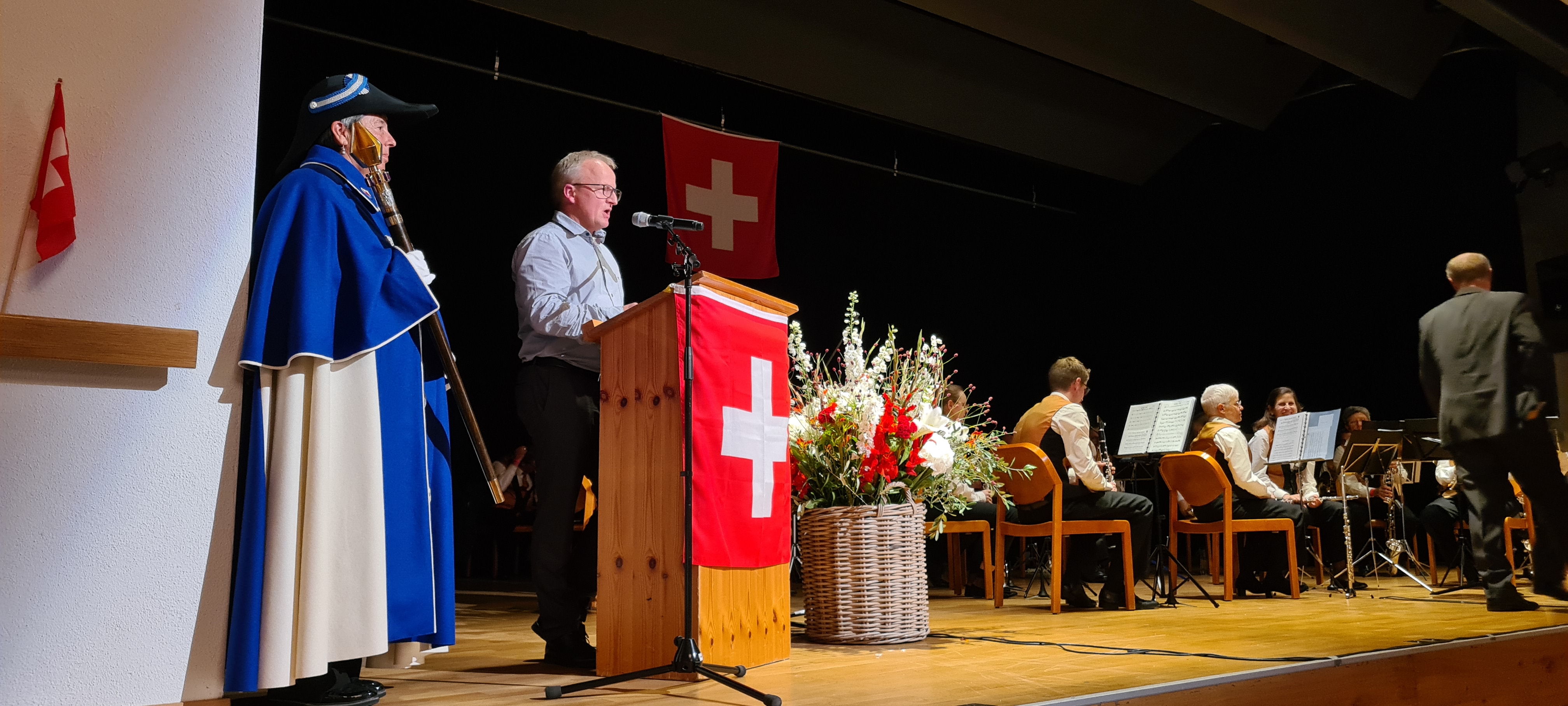 Gemeindepräsident Marcel Güntert mit Weibelin