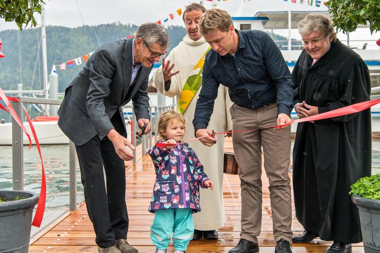 Gemeinderat Peter Staub (li) eröffnet zusammen mit seiner Enkelin und Projektleiter Thomas Kempf den Seeplatz. 