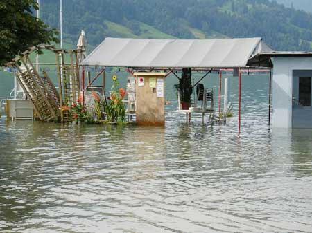 Nur langsam senkt sich der Pegelstand des Ägerisees, wie diese Bilder vom Samstag, 27. August 2005 zeigen.