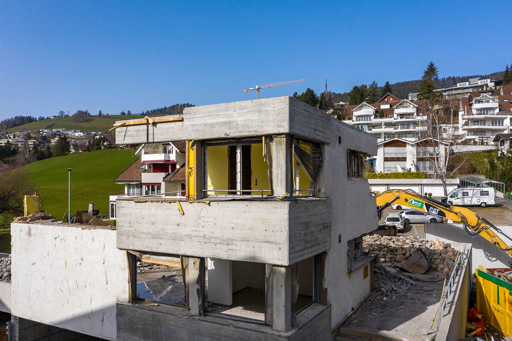Die Abbrucharbeiten sind in vollem Gange