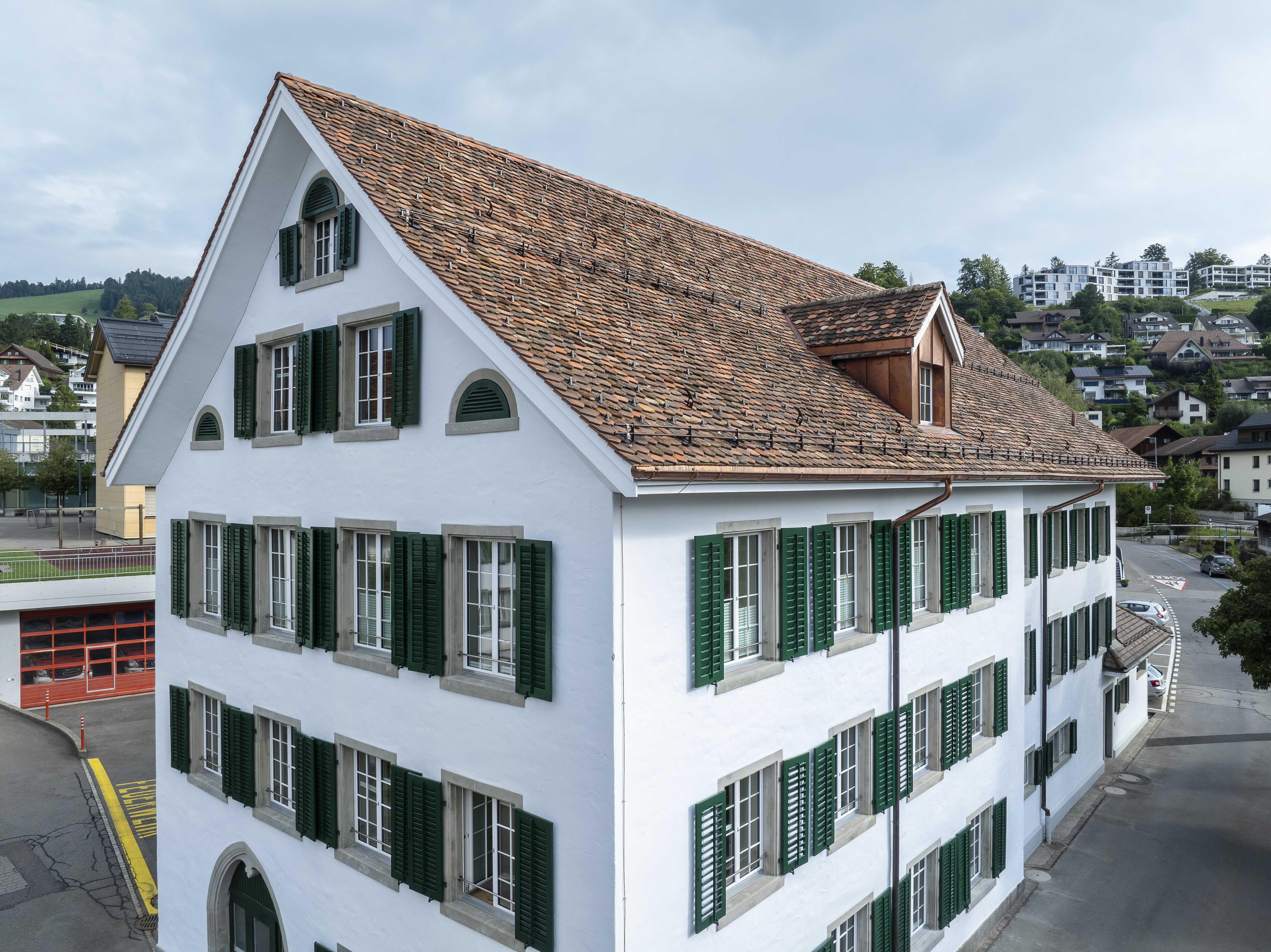 Die Gruppenunterkunft liegt mitten im Dorf Oberägeri. 