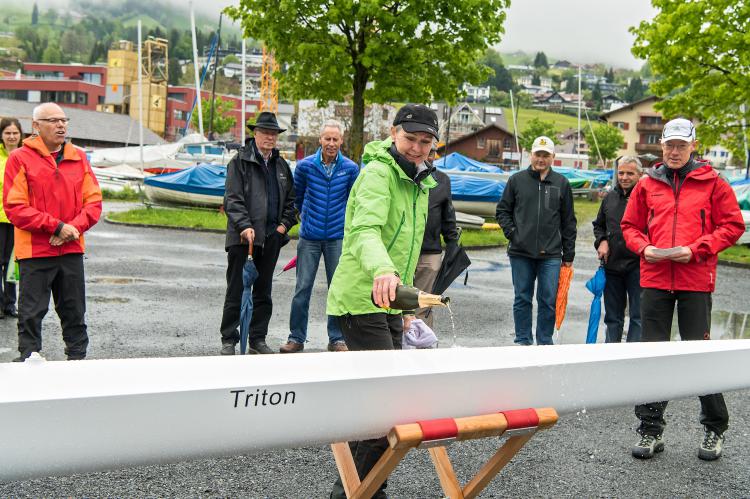 Der Ruderclub tauft das neue Ruderboot. 