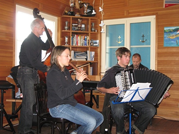 Sommermusik im Birkenwäldli mit Hüüsmüsig Gehrig