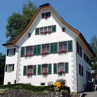 Im Dorfkern steht das Zurlaubenhaus, welches im Jahre 1574 durch Johann Nussbaumer-Zurlauben erbaut worden ist. Das Gebäude wurde längere Zeit als Werbehaus für Söldner in fremden Kriegsdiensten benützt. Seit dem Jahre 1962 ist das renovierte Haus Verwaltungsgebäude der Korporation Oberägeri.